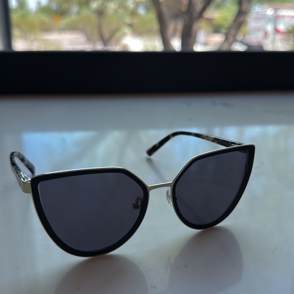 Ted Baker Women’s Cat Eye Sunglasses Black Gold Hinge Spring Flex - Picture 1 of 11